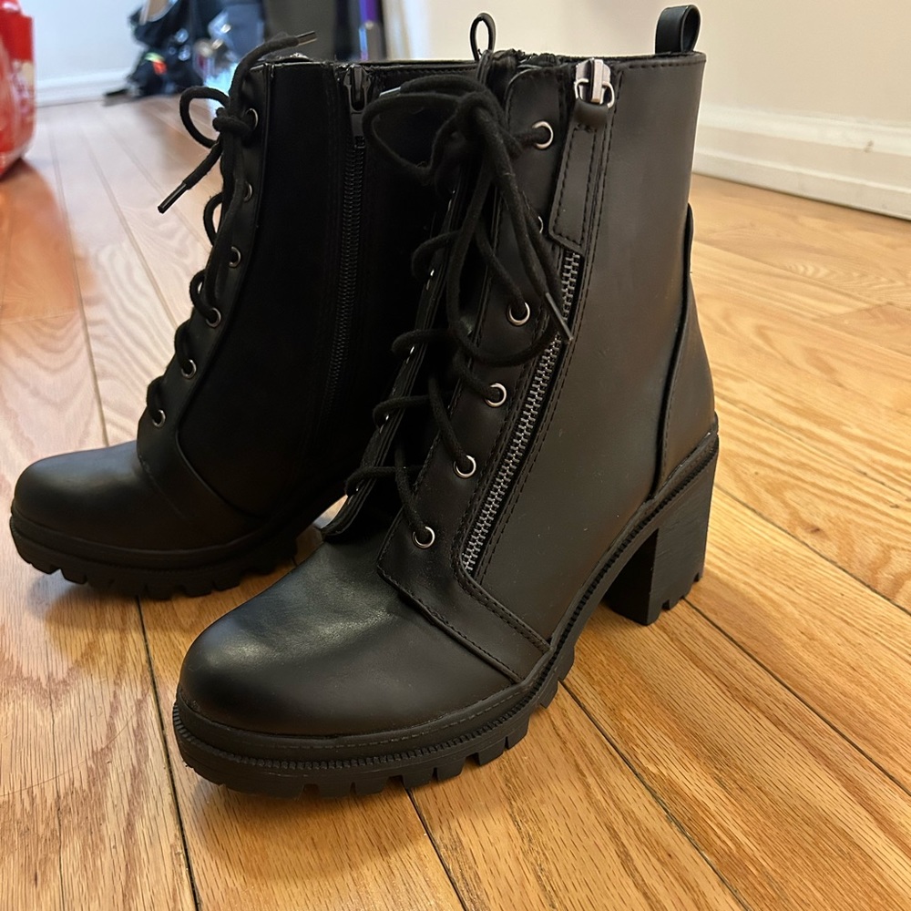 Macrorepublic women’s combat books size 8